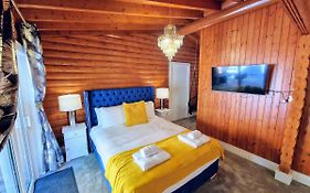 Kaoglen Apollo-Hot Tub-Cairngorms-Pet Friendly
